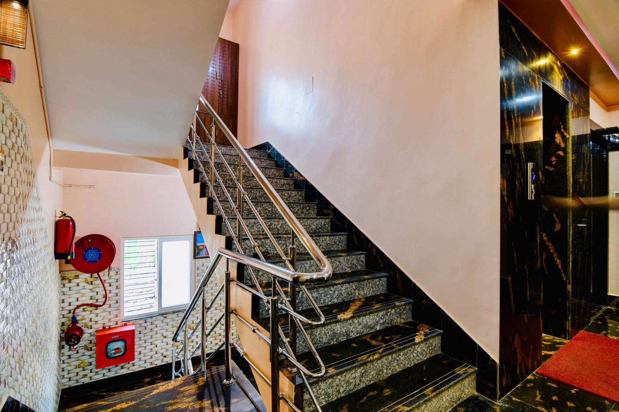 Hotel Kanan Inn Калькутта Экстерьер фото